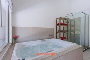 Dusj, hårføner og håndklær