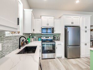 Geladeira, micro-ondas, fogão, cooktop