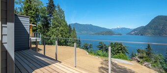 Gorgeous Waterfront Guest Cottage