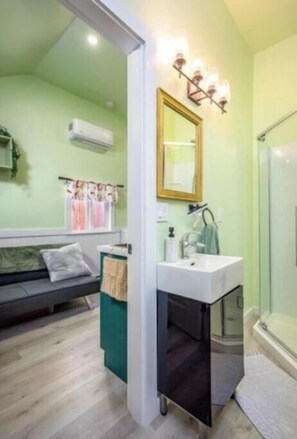 Shower, towels, soap, shampoo - Welcome to the charming Gnome Home, your cozy retreat in the heart of Vernon! (Vernon)