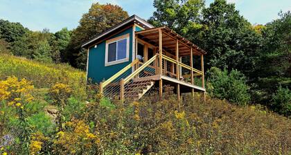 "Cozy Secluded Tiny House with Mountain Views, Short Walk from Parking"