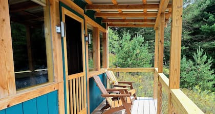 "Cozy Secluded Tiny House with Mountain Views, Short Walk from Parking"