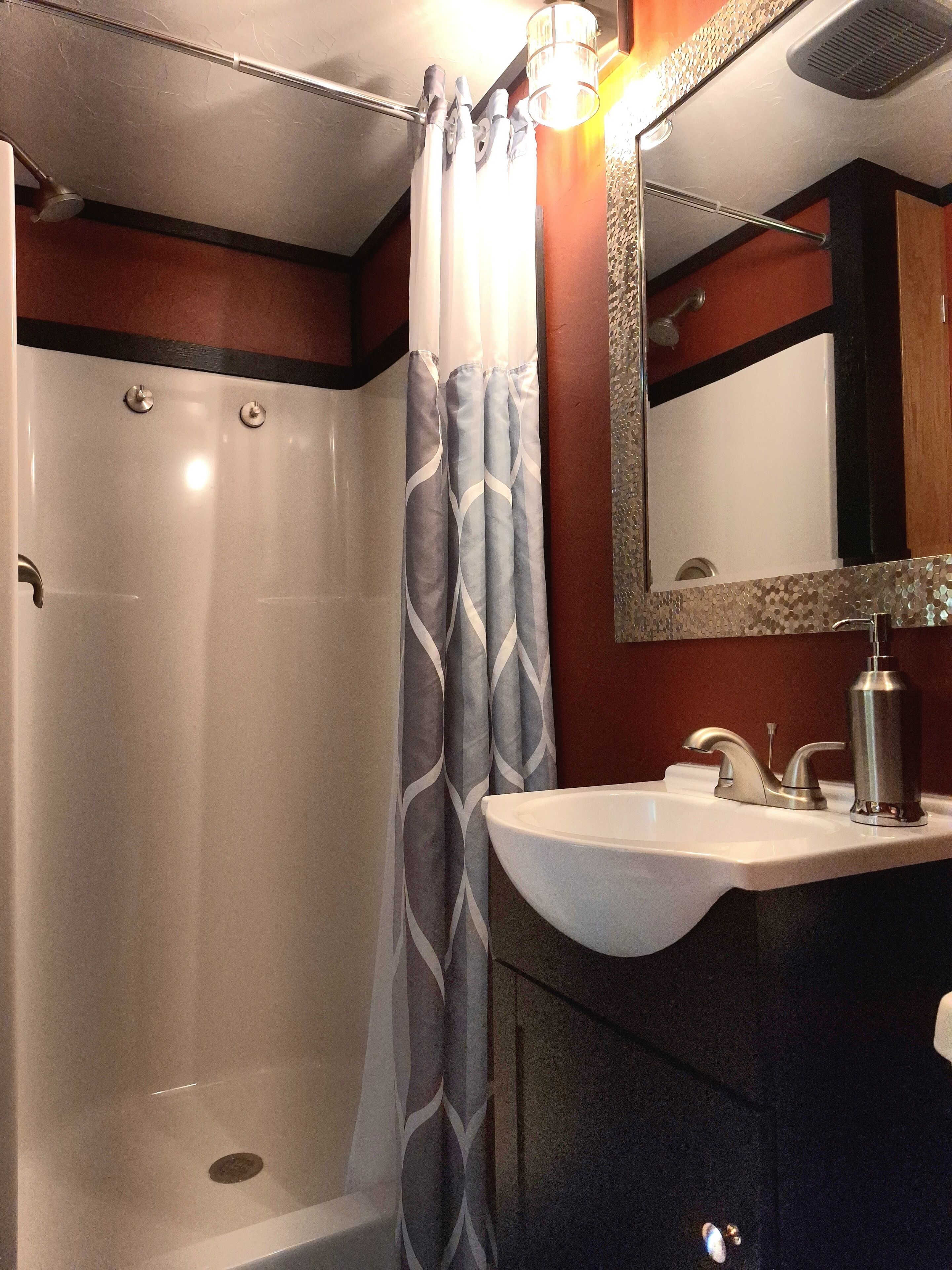 Chuveiro, secador de cabelo, toalhas de banho, sabonete