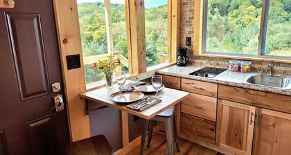 "Cozy, Peaceful Tiny House with Mountain Views, Short Walk from Parking"