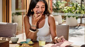 Desayuno buffet diario (EUR 22 por persona)