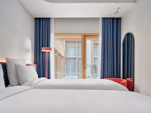 Quarto, 2 camas de solteiro | Roupas de cama premium, cofres nos quartos, cortinas blackout