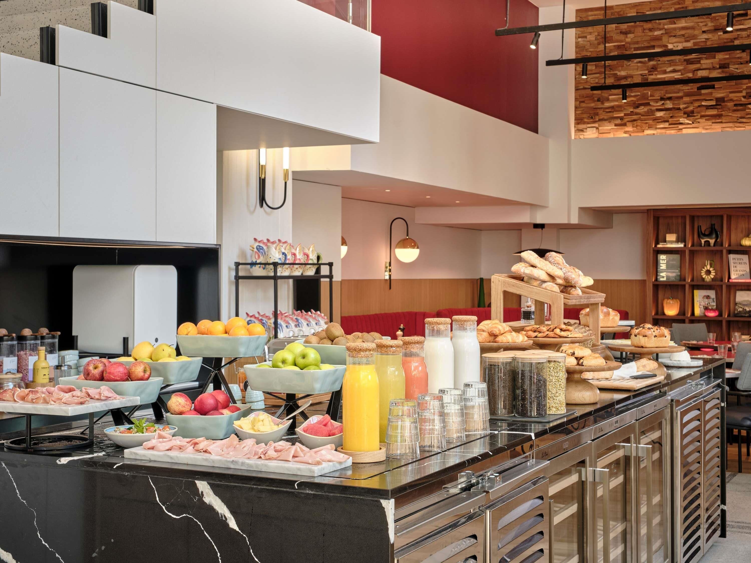 Frokost, lunsj og middag serveres, italienske retter, utsikt mot hagen 