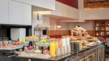 Petit déjeuner, déjeuner, dßner et brunch servis sur place