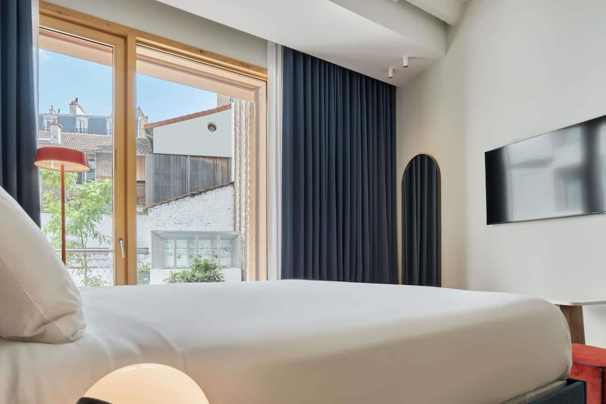 Premium bedding, in-room safe, blackout drapes, soundproofing