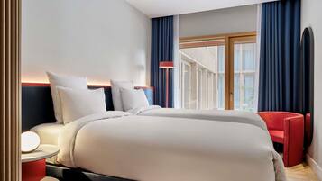 Ropa de cama de alta calidad y caja de seguridad en la habitaciĂłn