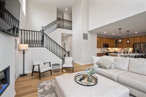 Talo, useita sänkyjä, keittiö, näköala puutarhaan (Lunar Haven) | Oleskelualue | 42–tuumainen televisio, jossa kaapelikanavat