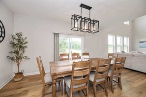 House, Multiple Beds, Kitchen, Garden View (Lunar Haven) | Dining