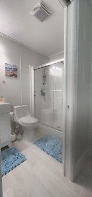 Haartrockner, Handtücher, Seife, Shampoo