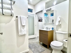 シャワー、ヘアドライヤー、タオル、石鹸