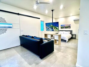 1 室のベッドルーム、デスク、WiFi (無料)、ベッドシーツ