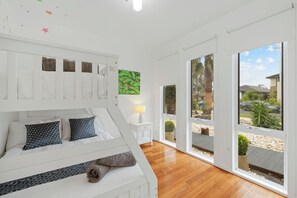 4 bedrooms, iron/ironing board, WiFi, bed sheets