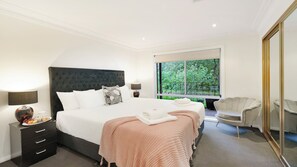 4 bedrooms, iron/ironing board, Internet, bed sheets
