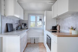 Refrigerador, parrilla de estufa y cafetera y tetera 