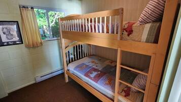 3 bedrooms, desk, free WiFi, bed sheets