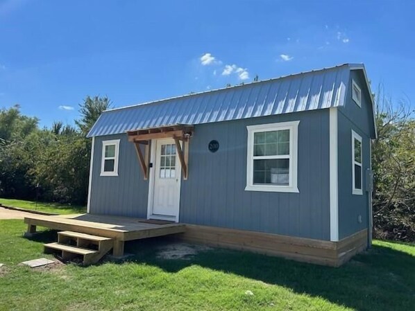 Exterior - Carolyn - Fully Furnished 6 Person Cottage for short or mid-term stays (Dublin)