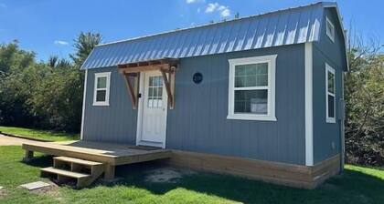 Carolyn - Fully Furnished 6 Person Cottage for short or mid-term stays