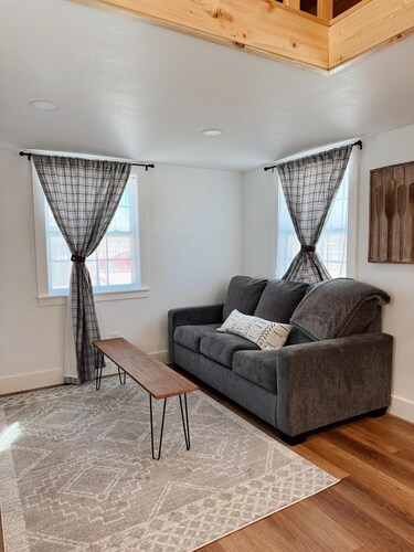 Carolyn - Fully Furnished 6 Person Cottage  for short or mid-term stays