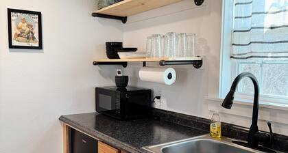 Carolyn - Fully Furnished 6 Person Cottage for short or mid-term stays