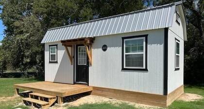 Carolyn - Fully Furnished 6 Person Cottage for short or mid-term stays