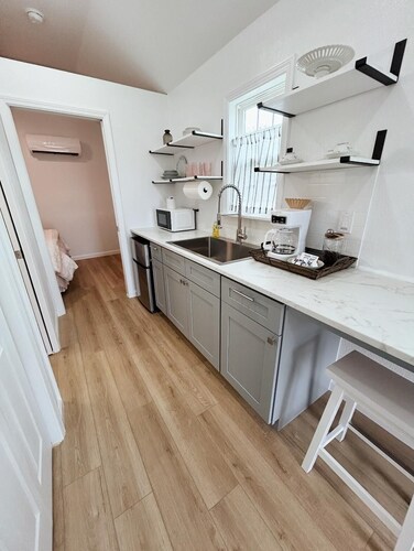 Thelma - Fully Furnished 4 Person Cottage for short or mid-term stays