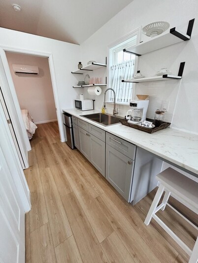 Thelma - Fully Furnished 4 Person Cottage for short or mid-term stays