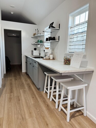 Cordelia - Fully Furnished 4 Person Cottage for short or mid-term stays