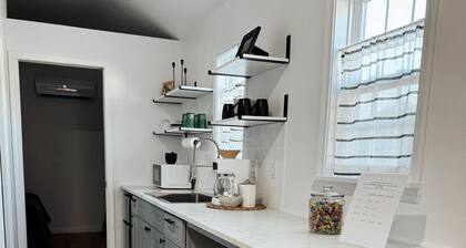 Cordelia - Fully Furnished 4 Person Cottage for short or mid-term stays