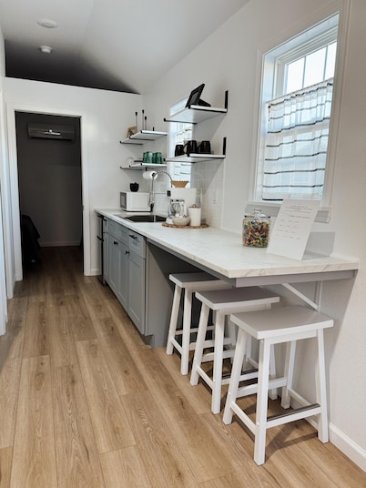 Cordelia - Fully Furnished 4 Person Cottage for short or mid-term stays