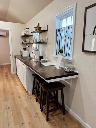 Lori - Fully Furnished 4 Person Cottage for short or mid-term stays