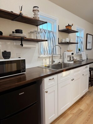 Private kitchen - Lori - Fully Furnished 4 Person Cottage for short or mid-term stays (Dublin)