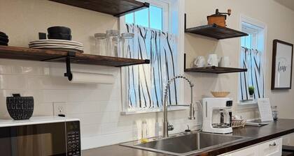 Lori - Fully Furnished 4 Person Cottage for short or mid-term stays