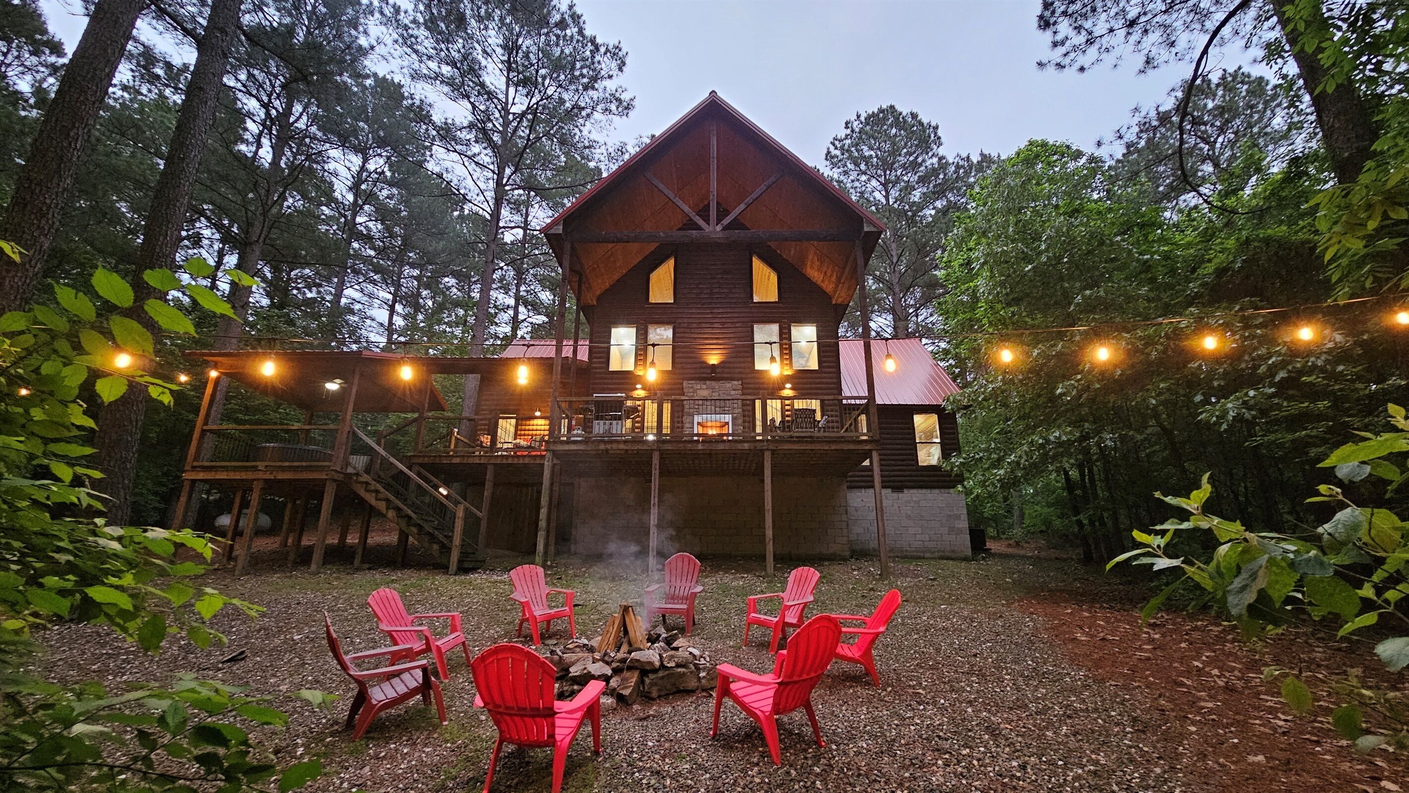 Charming Lodge: Nestled among pines, enjoy stunning sunsets from the spacious porch!