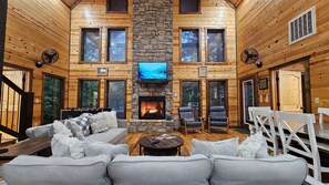 Smart TV, chimenea, futbolito y libros