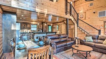 Smart TV, lareira, pebolim, livros