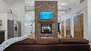 Smart TV, chimenea y libros 