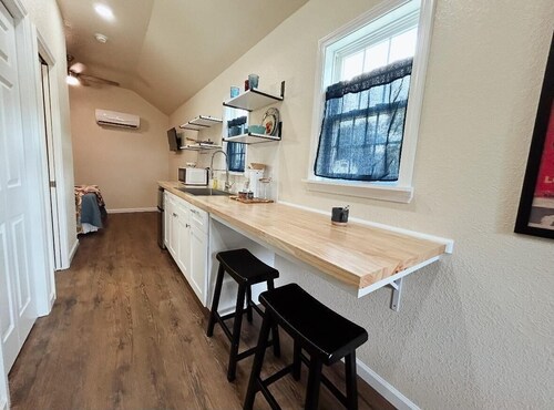 Lillie - Fully Furnished 2 Person Cottage for short or mid-term stays