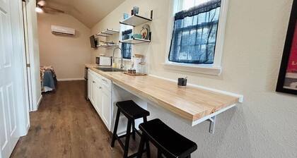 Lillie - Fully Furnished 2 Person Cottage for short or mid-term stays