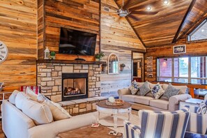 Smart-TV, Kamin, DVD-Player