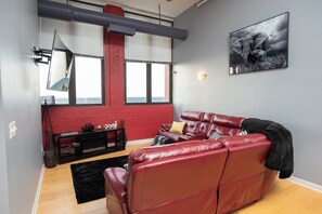 Smart TV, fireplace
