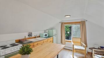 Køleskab, mikrobølgeovn, ovn, kogeplade