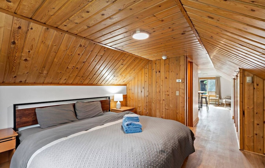 1 Woodland Attic In 1950`s Cabin - Anchorage, AK