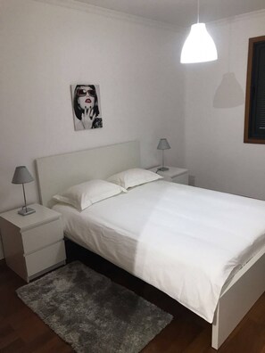 2 habitaciones, tabla de planchar con plancha, cuna de viaje y wifi 