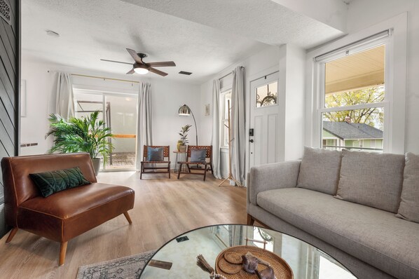 TV - The Linden House -- Calm, Modern Stay Near Plaza (Kansas City)