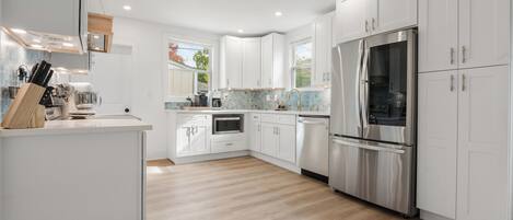 Een koelkast, een microgolfoven, een oven, een vaatwasser