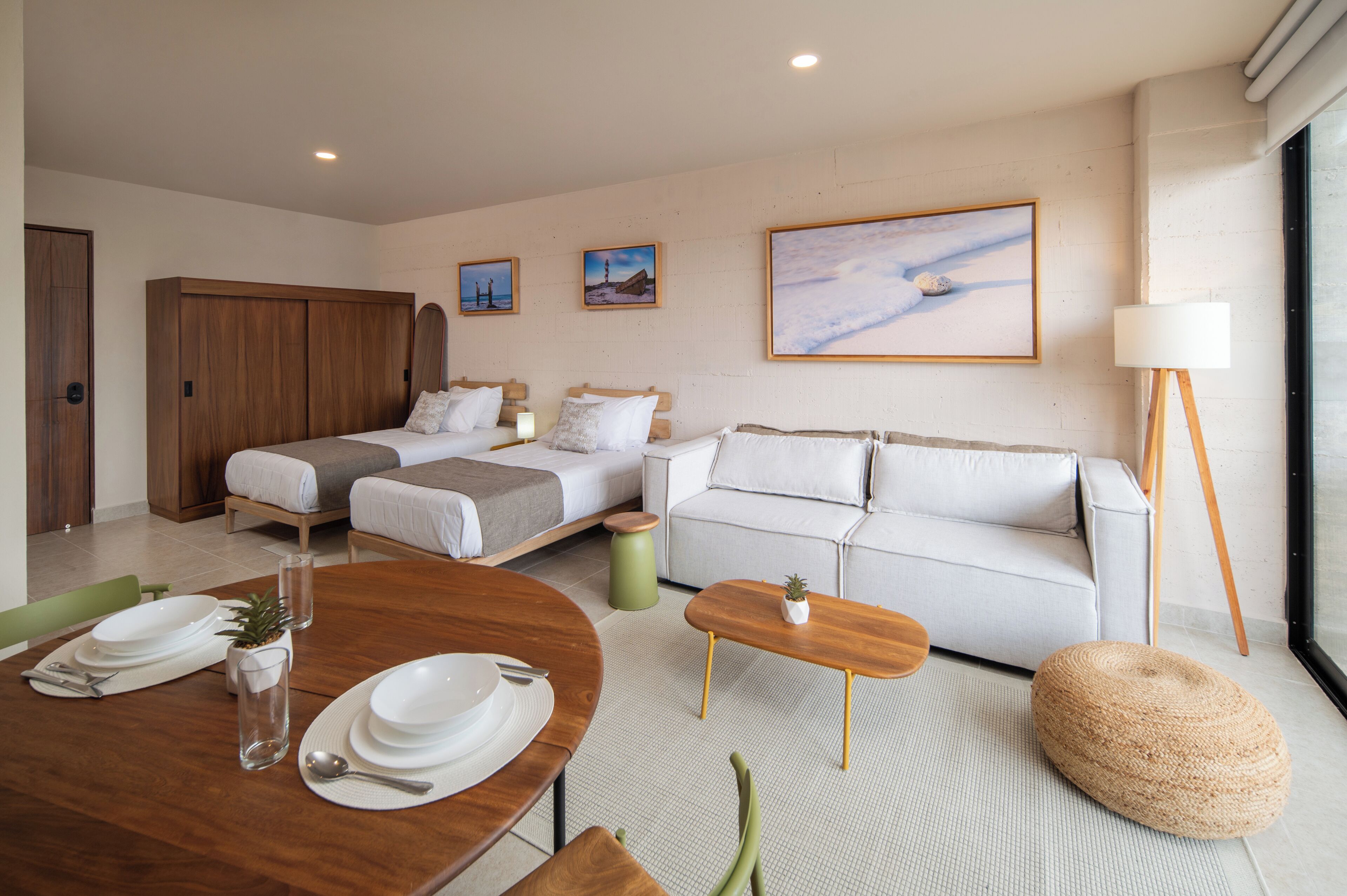 华丽开间, 城市景观 | 起居区 | 55-英寸智能电视（配备数码频道）